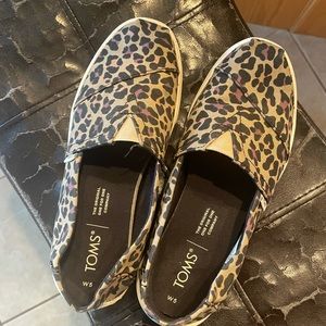 TOMS size 5 leopard print sneakers - so cute